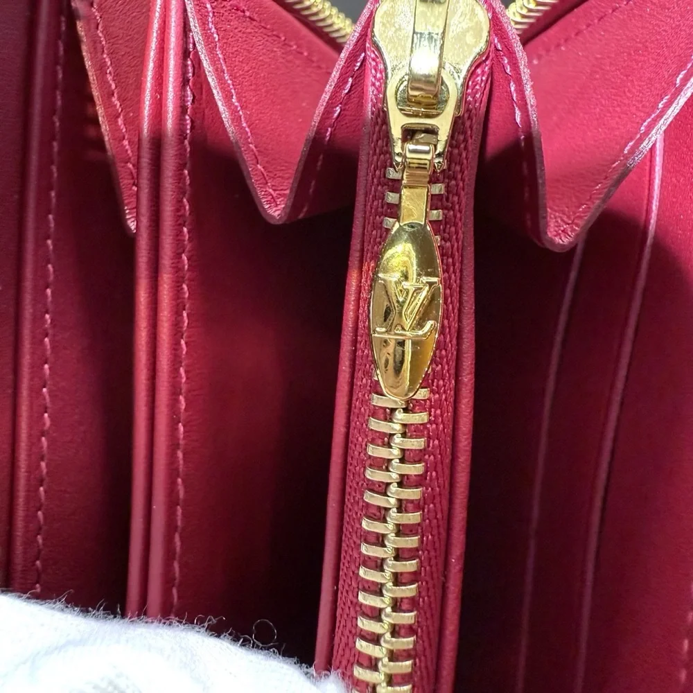 NEW! LOUIS VUITTON Monogram Vernis Rayures Zippy Wallet. Pink & Red Zip Around